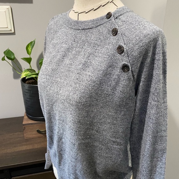 Abercrombie & Fitch sweater with button details. Woman’s size XSmall - Picture 13 of 14